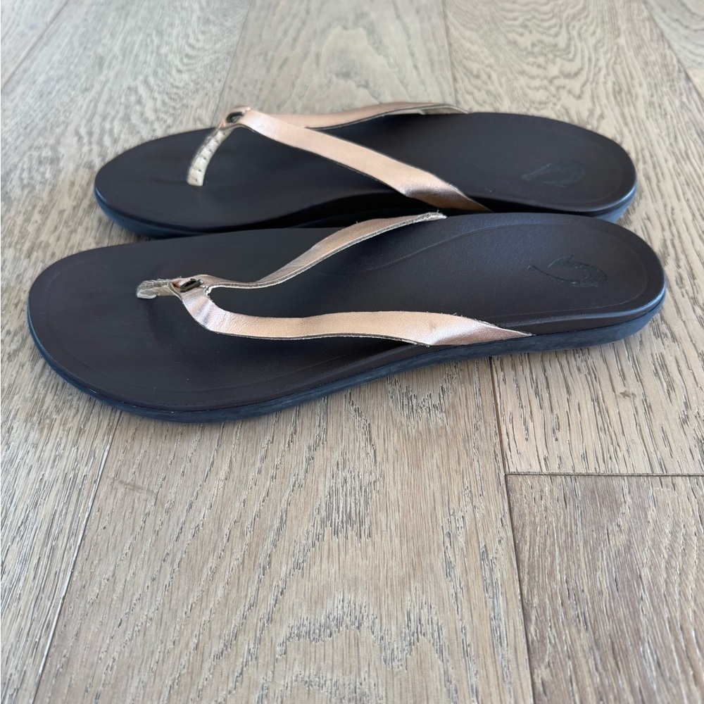 Olukai Ho'opio Leather Thong Sandals Metallic Gold Size 10 - Picture 1 of 5